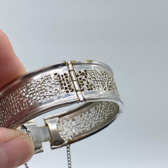 Vintage Silver Tone Filigree Hinged Bangle Bracelet With Safety Chain **NOTE** - Picture 10 of 14